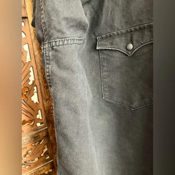 Levi’s faded black denim western shirt, snap button - Picture 4 of 8
